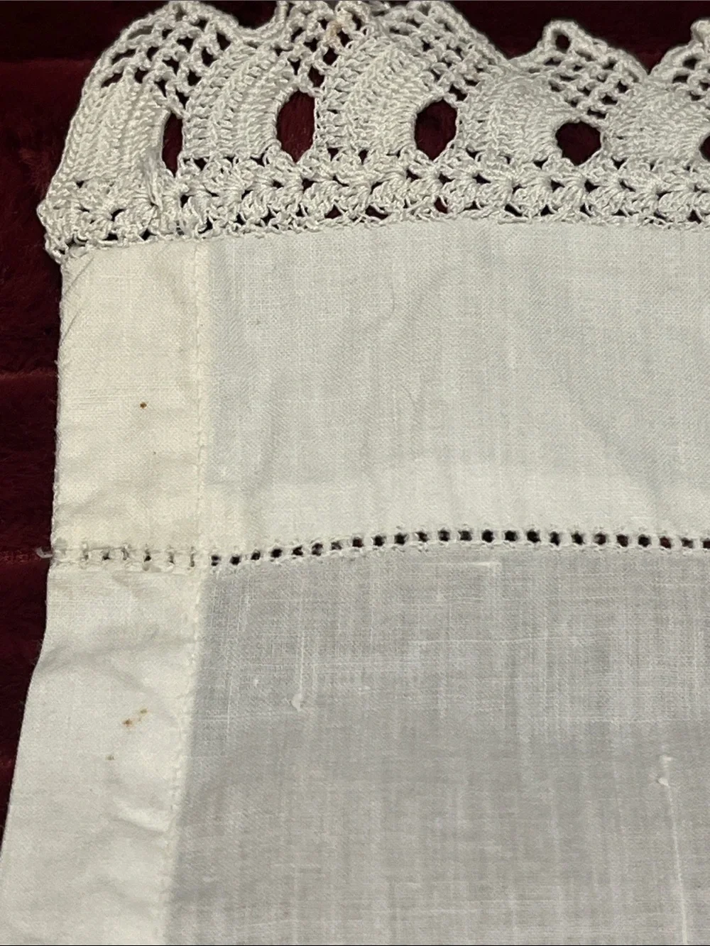 VTG-Beautiful,White Linen,Hand crochet, Lace Trim,Mid-sized Tablecloth-56.5”long